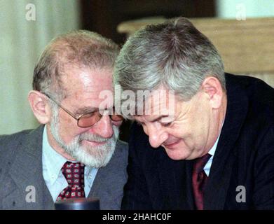 Warszawa, 02.10.2000. By³y ministro spraw zagranicznych Bronis³aw Geremek (L) i ministro spraw zagranicznych Niemiec Joschka Fischer (P) podczas spotkania w Sejmie, gdzie odby³o siê pierwsze w historii posiedzenie wyjazdowe w Polsce, frakcji parlamentarnej Ziegielkij 90/Zij. (sig.) PAP/Radek Pietruszka Varsavia, 02.10.2000. L'ex ministro degli Affari Esteri polacco Bronislaw Geremek (L) e la tedesca FM Joschka Fischer (R) durante una riunione a Sejm. A Sejm si è svolta la prima sessione all'estero dell'Alleanza '90/Verdi del Bundestag tedesco. (sig.) PAP/Radek Pietruszka Foto Stock