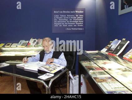 Frankfurt nad Menem, Niemcy, 10,2000. Wroc³awskie stoisko podczas Miêdzynarodowych Targów Ksi¹¿ki noi Frankfurcie nad Menem. (sig.) PAP/Adam Hawa³ej ***Dok³adny dzieñ wydarzenia nieustalony*** Francoforte sul meno, 10,2000. Lo stand di Wroclaw durante la Fiera Internazionale del Libro di Francoforte sul meno, Germania. (sig.) PAP/Adam Hawalej ***Data evento sconosciuta*** Foto Stock