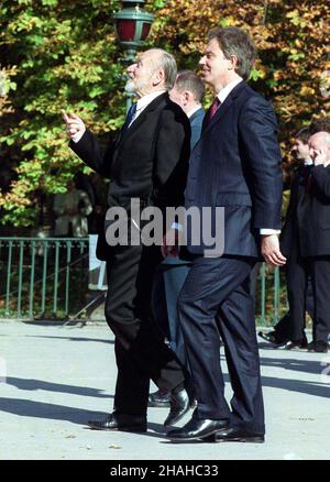 Warszawa, 06.10.2000. Wizyta premiera Wielkiej Brytanii Tony'ego Blaira w Polsce. N/z Tony Blair (P) w towarzystwie dyrektora Marka Kwiatkowskiego (L) zwiedza warszawskie £azienki. (kru) PAP/Tomasz Gzell Varsavia, 06.10.2000. Il primo Ministro del Regno Unito di Gran Bretagna e Irlanda del Nord Tony Blair continua una visita di due giorni in Polonia. Nella foto: Tony Blair (R), accompagnato da Marek Kwiatkowski (L) visita il Parco Lazienki a Varsavia. (kru) PAP/Tomasz Gzell Foto Stock