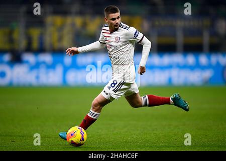 Milano, Italia. 12 dicembre 2021. Razvan Marin di Cagliari Calcio in azione durante la Serie Una partita di calcio tra il FC Internazionale e Cagliari Calcio. Credit: Nicolò campo/Alamy Live News Foto Stock