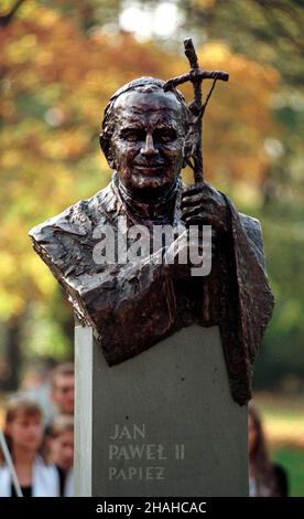 Kraków, 15.10.2000. W krakowskim Parku Jordana ods³oniêto popiersie Jana Paw³a II. (sig.) PAP/Jacek Bednarczyk Cracovia, 15.10.2000. Il busto di papa Giovanni Paull II è stato svelato nel Jordan Park di Cracovia. (sig.) PAP/Jacek Bednarczyk Foto Stock