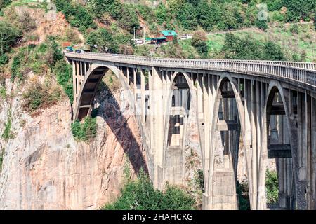 Ponte su Tara , attrazione popolare in Montenegro . Il più grande ponte stradale in cemento armato d'Europa Foto Stock