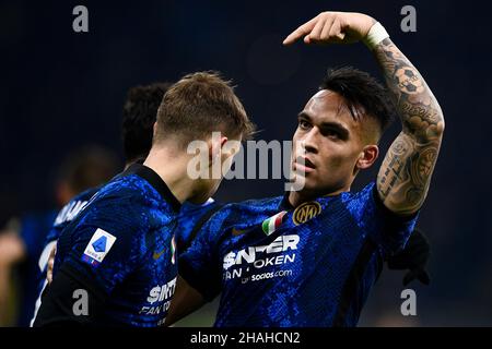 Milano, Italia. 12 dicembre 2021. Lautaro Martinez del FC Internazionale festeggia con Nicolò Barella del FC Internazionale dopo aver segnato un gol durante la Serie Una partita di calcio tra il FC Internazionale e Cagliari Calcio. Credit: Nicolò campo/Alamy Live News Foto Stock