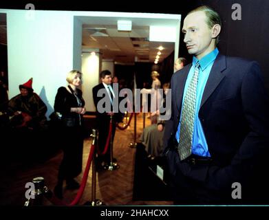 Warszawa, 05.12.2000. Wystawa figur woskowych w warszawskim Pa³acu i Kultury. Kolekcja, któr¹ bêdzie mo¿na ogl¹daæ jutra (6 bm.) przyjecha³a do Polski z Muzeum Figur Woskowych 'Panopticum' w Petersburgu. N/z woskowy prezydent Rosji W³adimir Putin. (kru) PAP/Jacek Turczyk Varsavia, 05.12.2000. Mostra di statue di cera a Varsavia. La collezione, che sarà aperta domani, è giunta in Polonia dal Museo delle Cere 'Panopticum' di San Pietroburgo. Nella foto: Una figura di cera del presidente russo Vladimir Putin. (kru) PAP/Jacek Turczyk Foto Stock