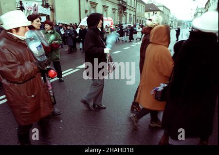 Warszawa, 17.12.2000. Oko³o 100 pielêgniarek, m.in. z Bytomia, Pabianic i Warszawy zablokowa³o ulicê Miodow¹ pod Ministerstwem Zdrowia. (kru) PAP/Jacek Turczyk Warsawm 17.12.2000. Le infermiere hanno bloccato la strada Miodowa a Varsavia sotto il Ministero della Salute. (kru) PAP/Jacek Turczyk Foto Stock