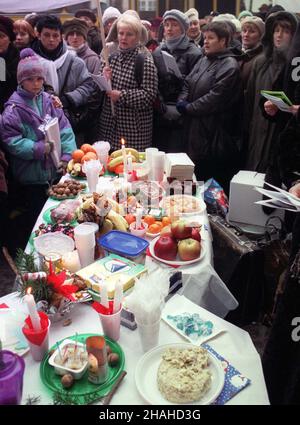 Warszawa, 24.12.2000. Strajk pielêgniarek. Siostry okupuj¹ce Ministerstwo Zdrowia ustawi³y stó³ wigilijny pod bram¹. (kru) PAP/Przemek Wierzchowski Varsavia, 24.12.2000. Gli infermieri continuarono i loro scioperi a livello nazionale. 150 infermieri occupano il Ministero della Salute di Varsavia. Nella foto: Infermieri alla vigilia di Natale di fronte alla sede del Ministero. (kru) PAP/Przemek Wierzchowski Foto Stock