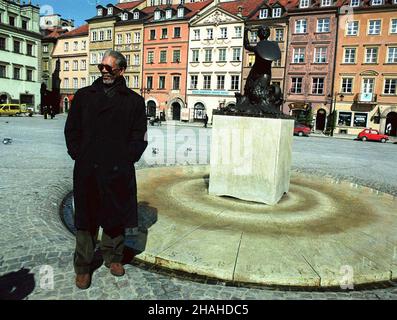 Warszawa, 29.03.2001. Amerykañski aktor, producent i re¿yser Morgan Freeman przylecia³ do Polski, aby promowaæ film 'Podejrzany', w którym gra g³ówn¹ rolê. N/z Morgan Freeman pozuje do zdjêcia na tle pomnika warszawskiej syrenki. (kru) PAP/Jacek Turczyk Varsavia, 29.03.2001. Attore americano, regista Morgan Freeman, che cammina per la città vecchia di Varsavia, durante la sua visita in Polonia. Nella foto: Posa per una foto con la scultura della sirena di Varsavia al mercato della Città Vecchia. (kru) PAP/Jacek Turczyk Foto Stock