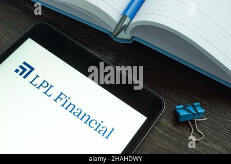 KIEV, UCRAINA - 03 dicembre 2021. Logo e blocco note della società finanziaria LPL. Foto Stock