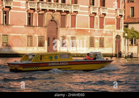 Una barca ad alta velocità per ambulanza medica naviga durante il giorno sullo sfondo di un edificio storico lungo il Canal Grande, Venezia, Italia. 10.16.2019 Foto Stock