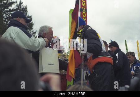 S³owacja Planica 24.03.2002. Fina³ Pucharu Œwiata w Skokach Narciarskich. Zawodnicy i zwyciêzca polski skoczek Adam Ma³ysz (3L) przyjmuj¹ gratulacje od premiera RP Leszka Millera (2L). uu PAP/Grzegorz Rogiñski Slovacchia Planica 24 marzo 2002. Finale del World Cup Ski Jumping. Nella foto: Concorrenti e vincitore, Adam Malysz (3L) della Polonia riceve le congratulazioni dal primo ministro polacco Leszek Miller (2L). uu PAP/Grzegorz Roginski Foto Stock