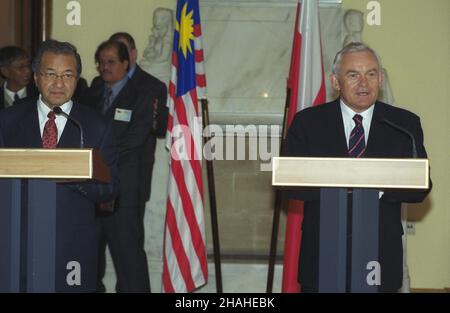 Warszawa 21.03.2002. Wizyta premiera Malezji Mahathira bin Mohamada (nz. L) w Polsce. Spotkanie premiera Malezji z premierem RP Leszkiem Millerem (nz. P). uu PAP/Grzegorz Rogiñski Varsavia 21 marzo 2002. Il primo ministro malese Mahathir bin Mohamad (nella foto L) visita la Polonia. Il primo ministro della Malesia incontra il primo ministro polacco Leszek Miller (nella foto R). uu PAP/Grzegorz Roginski Foto Stock