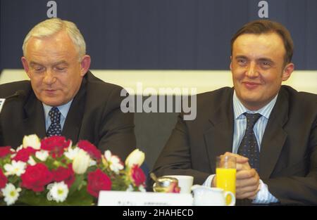 Warszawa 11.04.2002. Konferencja prasowa premiera RP Leszka Millera w Centrum Prasowym Polskiej Agencji Informacyjnej przy ul. Bagatela. NZ. premier Miller (L) i prezes zarz¹du PAI Rafa³ Steffen. uu PAP/Grzegorz Rogiñski Varsavia 11 aprile 2002. Conferenza stampa del primo ministro polacco Leszek Miller presso il centro stampa dell’Agenzia polacca dell’informazione (PAI) di Bagatela Street. Nella foto: Polacco PM Leszek Miller (a sinistra) e presidente del consiglio di amministrazione PAI Rafal Steffen. uu PAP/Grzegorz Roginski Foto Stock