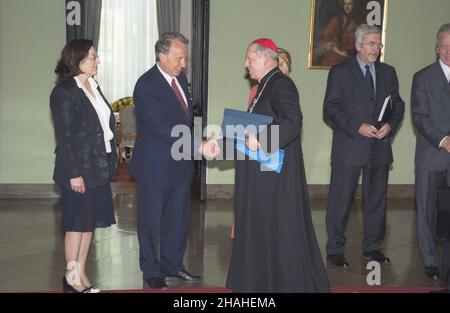 Warszawa 07.05.2002. Prezydent RP Aleksander Kwaœniewski spotka³ siê w Pa³acu Prezydenckim z prymasem Polski kardyna³em Józefem Glempem. Tematem rozmów by³y negocjacje polski z Uni¹ Europejsk¹. W spotkaniu uczestniczyli polscy przedstawiciele w Konwencie Europejskim i przedstawiciele Episkopatu Polski. NZ. Doradca prezydenta RP ds. UNII Europejskiej Maciej Górski (2L), kardyna³ Józef Glemp (3L), g³ówny negocjator cz³onkostwa polski w UE Jan Truszczyñski (4L). uu PAP/Grzegorz Rogiñski Varsavia 07 maggio 2002. Il Presidente della Polonia Aleksander Kwasniewski incontra il Primate della Polonia il Cardinale Jozef Foto Stock