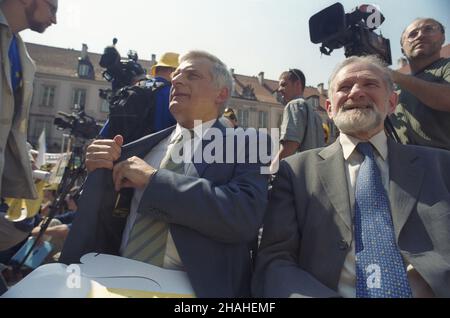 Warszawa 11.05.2002. IX Polskie Spotkania Europejskie. Uroczystoœci na dziedziñcu Zamku Królewskiego, wrêczenie Polskiej Nagrotty Europejskiej, wyst¹pienia polityków i przedstawicieli samorz¹dów lokalnych, wystêpy artystyczne. NZ. Na pierwszym planie by³y Premier RP Jerzy Buzek (L) i polityk Bronis³aw Geremek. uu PAP/Grzegorz Rogiñski Varsavia 11 maggio 2002. Gli incontri europei polacchi del 9th. Cerimonie nel cortile del Castello reale, cerimonia di premiazione del Premio europeo Polacco, discorsi di politici e funzionari del governo locale, spettacoli artistici. In primo piano: Forma Foto Stock