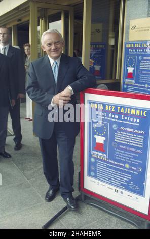 Warszawa 09.05.2002. Inauguracja rz¹dowej kampanii informacyjnej, promuj¹cej przyst¹pienie polski do Unii Europejskiej, w gmachu Biblioteki Narodowej. nz. premier Leszek Miller przy plakacie promocyjnym. uu PAP/Grzegorz Rogiñski Varsavia 09 maggio 2002. L'inaugurazione della campagna di informazione del governo che promuove l'adesione della Polonia all'Unione europea presso l'edificio della Biblioteca Nazionale. Nella foto: PM Leszek Miller in un poster promozionale. uu PAP/Grzegorz Roginski Foto Stock