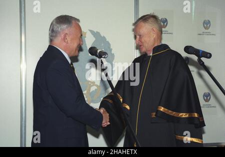 Rembertów 15.05.2002. Uroczystoœæ nadania proforowi Zbigniewowi Brzeziñskiemu tytu³u doktora honoris causa Akademii Obrony Narodowej. NZ. premier RP Leszek Miller (L) sk³ada gratulacje profesorowi Brzeziñskiemu. uu PAP/Grzegorz Rogiñski Rembertow 15 maggio 2002. La cerimonia di onorificenza del Professor Zbigniew Brzezinski con il titolo di dottore onorario della National Defense Academy (AON). Nella foto: PM Leszek Miller (a sinistra) congratulandosi con il professor Brzezinski. uu PAP/Grzegorz Roginski Foto Stock