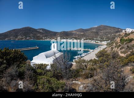 Saint, Georges, chiesa, Platis Gialos è la spiaggia più popolare di Sifnos. La spiaggia dorata che striscia per mille metri è coperta di numerosi Foto Stock