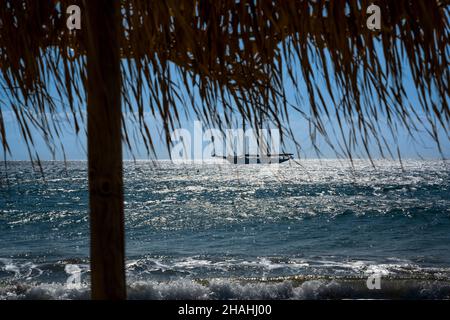 Platis Gialos è la spiaggia più famosa di Sifnos. La spiaggia dorata che stride per mille metri è coperta da numerosi lettini e ombrelloni, Foto Stock