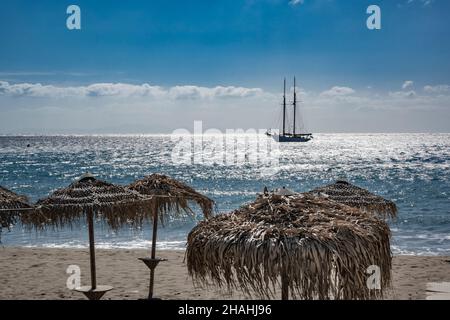 Platis Gialos è la spiaggia più famosa di Sifnos. La spiaggia dorata che stride per mille metri è coperta da numerosi lettini e ombrelloni, Foto Stock