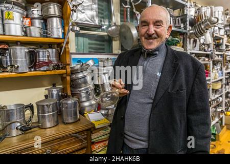 Saint-Chamond, Francia. Kader Zennaf raccoglie oggetti in alluminio nella casa della madre. Ha iniziato a fare questo in giovane età. Da bambino gli fu data una piccola tazza di caffè in alluminio, il metallo francese. Foto Stock