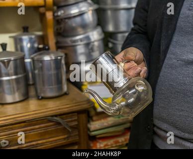 Saint-Chamond, Francia. Kader Zennaf raccoglie oggetti in alluminio nella casa della madre. Ha iniziato a fare questo in giovane età. Da bambino gli fu data una piccola tazza di caffè in alluminio, il metallo francese. Foto Stock