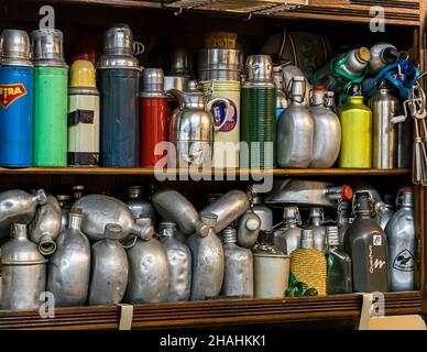 Saint-Chamond, Francia. Kader Zennaf raccoglie oggetti in alluminio nella casa della madre. Ha iniziato a fare questo in giovane età. Da bambino gli fu data una piccola tazza di caffè in alluminio, il metallo francese. Foto Stock