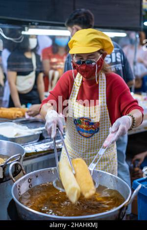 Pattaya Thailandia, Naklua mercato notturno con un sacco di cibo di strada, locale mercato tailandese con la gente che vende cibo Naklua mercato notturno. Pattaya Foto Stock