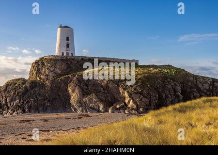 Faro TWR Mawr in inverno sull'isola di Llanddwyn sull'isola di Anglesey, Galles del Nord Foto Stock