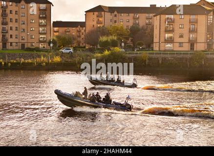 Ministero britannico della Difesa polizia sulla pattuglia sul fiume Clyde a Glasgow per il COP26 Foto Stock