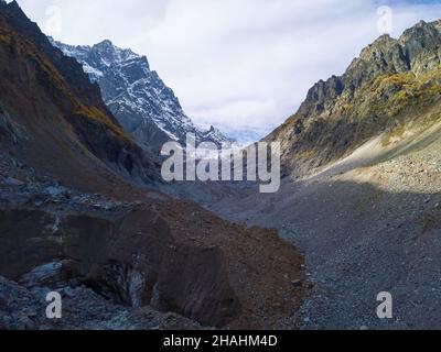 Vista del ghiacciaio Chalaadi in una giornata autunnale vicino a Mestia nella regione di Svaneti, Georgia Foto Stock