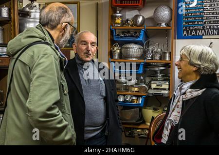 Saint-Chamond, Francia. Kader Zennaf raccoglie oggetti in alluminio nella casa della madre. Ha iniziato a fare questo in giovane età. Da bambino gli fu data una piccola tazza di caffè in alluminio, il metallo francese. Foto Stock