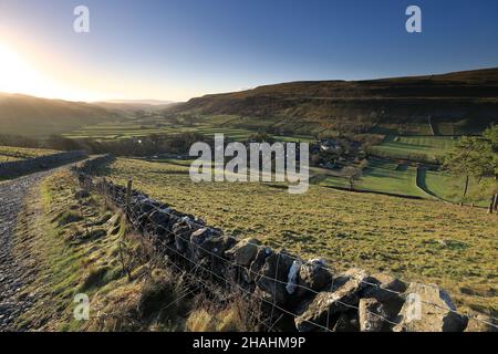 Vista di Upper-Wharfedale nella Yorkshire Dales, da Cam Head, sopra il villaggio di Kettlewell. Foto Stock