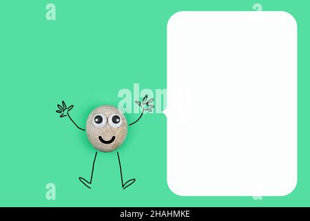 Personaggio animato da un ciottolo con un volto felice e un grande memo su sfondo verde Foto Stock