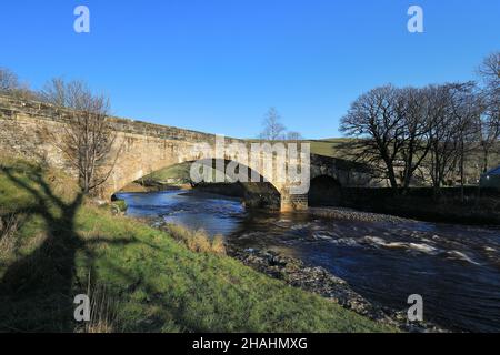 Un ponte di pietra sul fiume Wharfe, a Kettlewell in Upper-Wharfedale, Yorkshire Dales National Park. Foto Stock