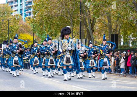13 novembre 2021, Londra, Regno Unito - Lord Mayor's Show, RAF Waddington Pipes & Drums in kilts, matching and playing Pipes Foto Stock