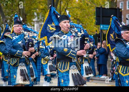 13 novembre 2021, Londra, Regno Unito - Lord Mayor's Show, RAF Waddington Pipes & Drums in kilts, matching and playing Pipes Foto Stock