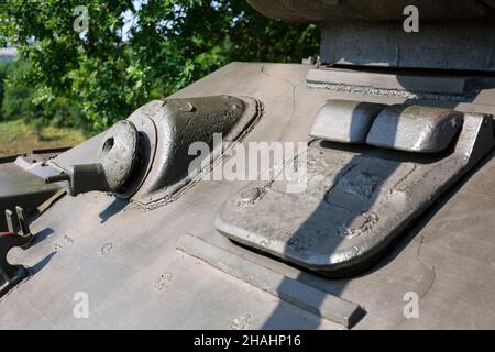 Primo piano di mitragliatrice e botola di metallo sul carro armato sovietico della seconda guerra mondiale II. Fuoco selettivo sulla mitragliatrice. Foto Stock