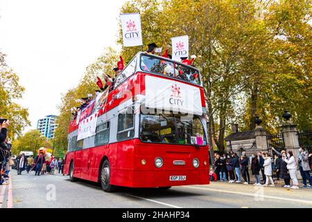 13 novembre 2021, Londra, Regno Unito - Lord Mayor's Show, City University Red Double Decker Bus Foto Stock