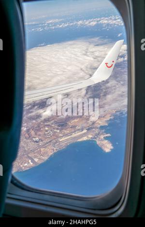 Isole Canarie, Gran Canaria 25.09.2021: Sorvolo su Gran Canaria e l'Aeropuerto de Gran Canaria in un Boeing 737 di TUIfly Foto Stock