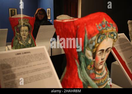 Napoli, Italia. 12th Dic 2021. Veduta generale della mostra 'Frida Kahlo - il Caos dentro' sulla vita e le opere dell'artista messicano a Palazzo Fondi di Napoli. (Foto di Salvatore Esposito/Pacific Press) Credit: Pacific Press Media Production Corp./Alamy Live News Foto Stock