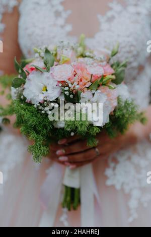 Bel bouquet di nozze di fiori in mani della sposa. Bouquet nuziale nelle mani della sposa. Sposa che tiene il suo bel bouquet Foto Stock