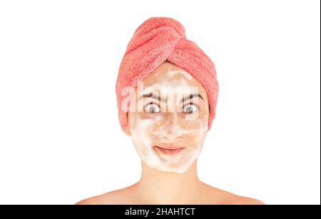 Ritratto di giovane bella donna applicando schiuma detergente isolato su sfondo bianco Foto Stock