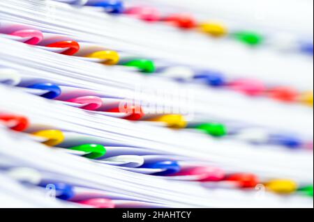 Lavoro d'ufficio, burocrazia o concetto di burocrazia. Graffette colorate in una pila di file e carte. Foto Stock