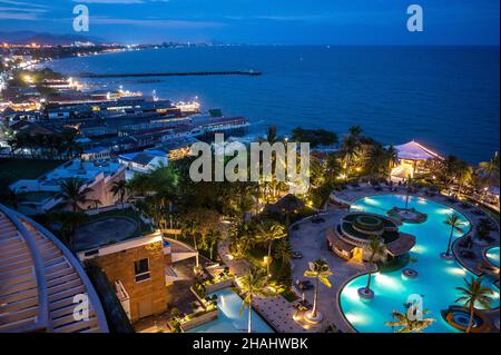 Vista aerea di Hua Hin di notte in direzione nord. Hua Hin è una popolare destinazione di viaggio in Thailandia. Foto Stock