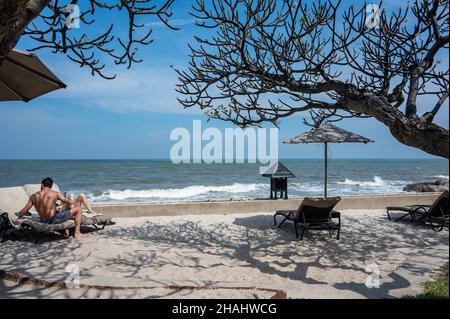 Resort presso la spiaggia di Hua Hin. Hua Hin è una popolare destinazione di viaggio nella provincia di Prachuap Khiri Khan della Thailandia. Foto Stock