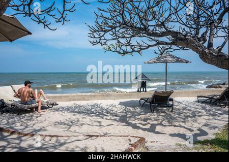 Resort presso la spiaggia di Hua Hin. Hua Hin è una popolare destinazione di viaggio nella provincia di Prachuap Khiri Khan della Thailandia. Foto Stock