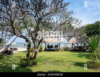 Resort presso la spiaggia di Hua Hin. Hua Hin è una popolare destinazione di viaggio nella provincia di Prachuap Khiri Khan della Thailandia. Foto Stock