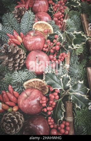 Tradizionali decorazioni di Natale con spazio di copia Foto Stock