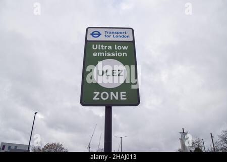 Un cartello stradale ULEZ (Ultra Low Emission zone) a Londra, Regno Unito, dicembre 2021. Foto Stock