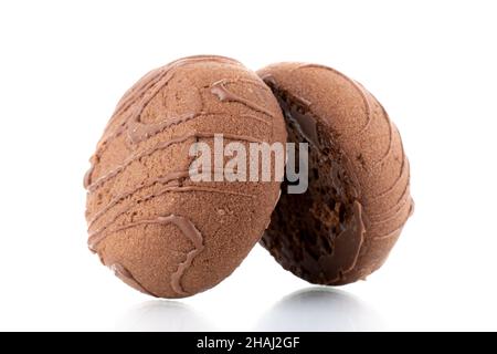 Due dolci biscotti al cioccolato, primo piano, isolati su bianco. Foto Stock